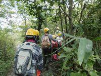 170801donzuru地下壕目指して山道を進む.jpg