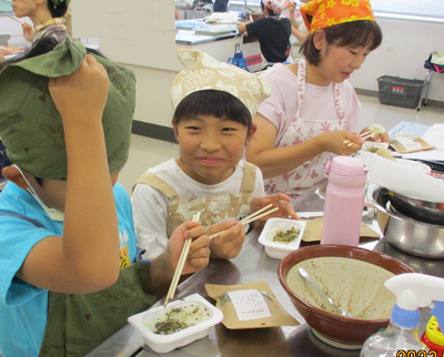 出来上がったふりかけをみんなで試食中3.png