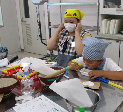 出来上がったふりかけをみんなで試食中2.png
