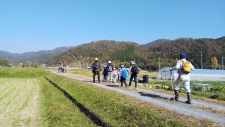 里山を背景に出発DSC_0079.jpg